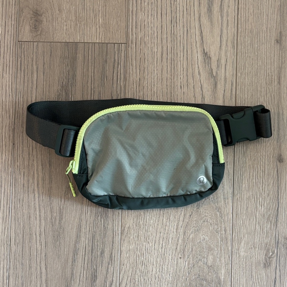 Lululemon everywhere 1L  crossbody bag